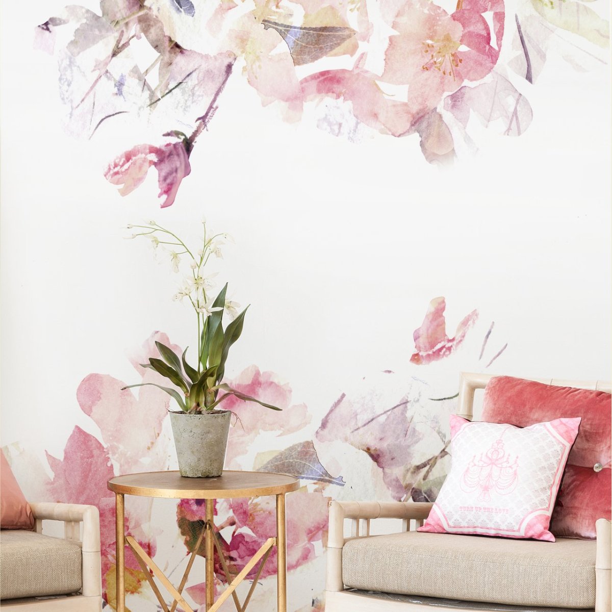 Акварельные цветы на стене