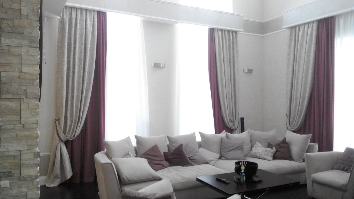 Шторы в гостиную с серой мебелью