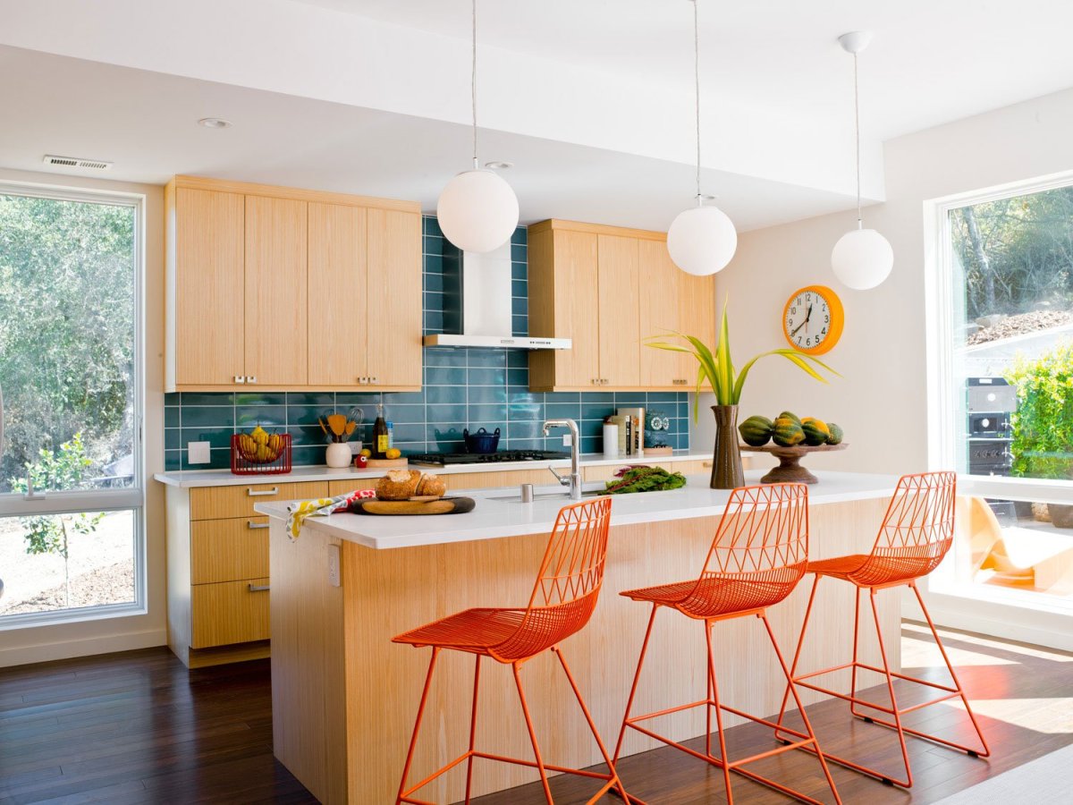 Нежно персиковый цвет стен на кухне