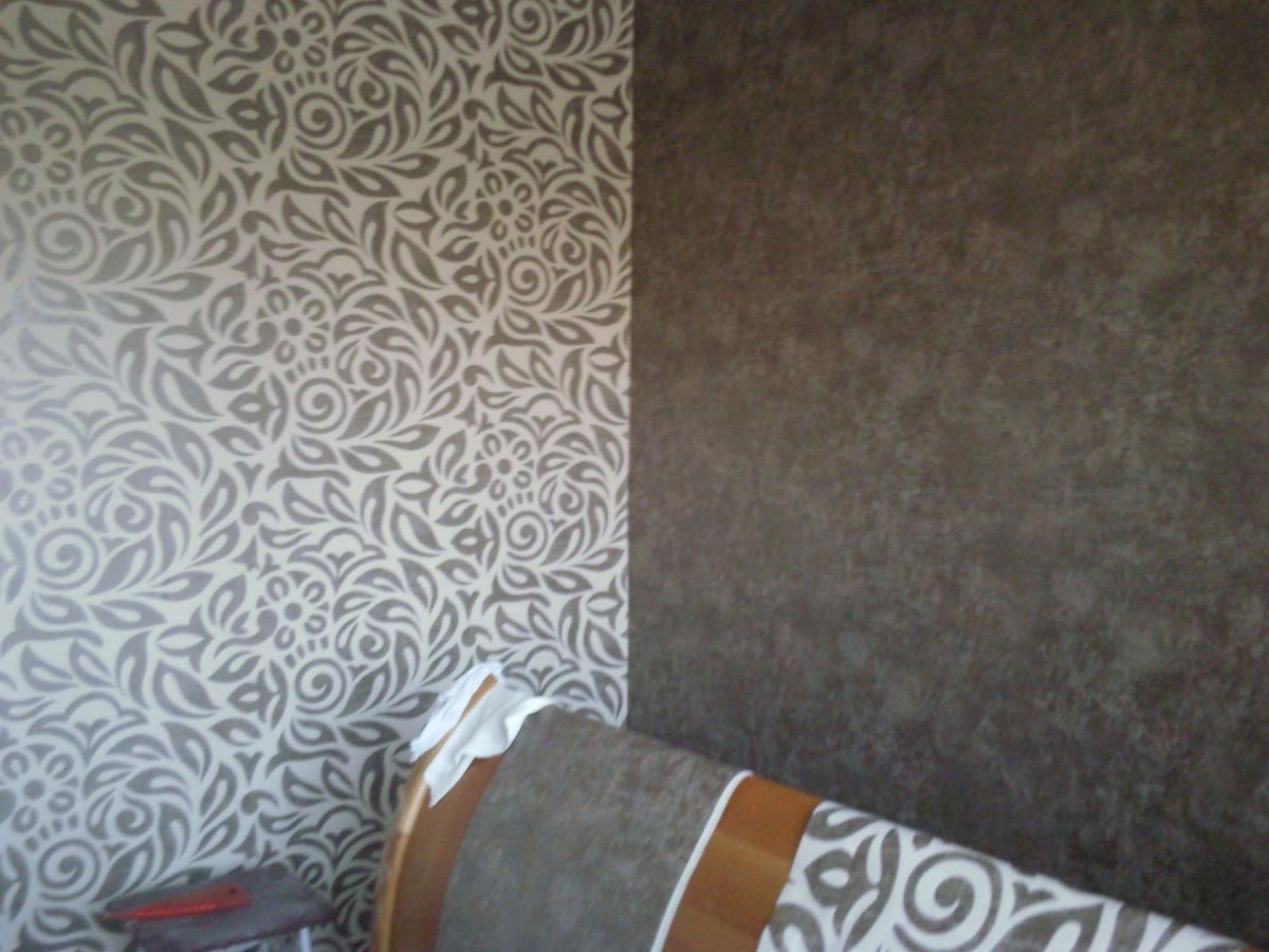 Стык обоев разных цветов