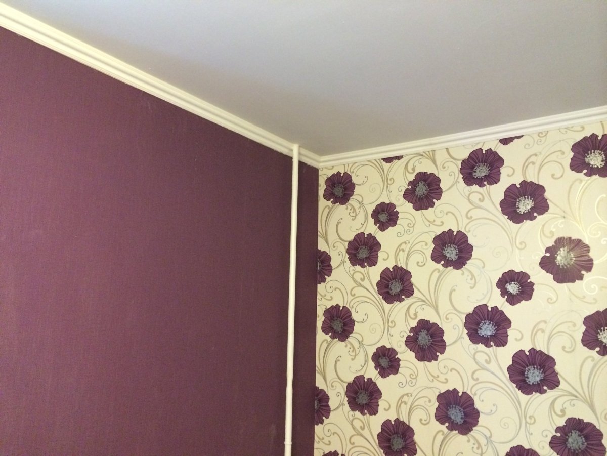 Стык обоев разных цветов