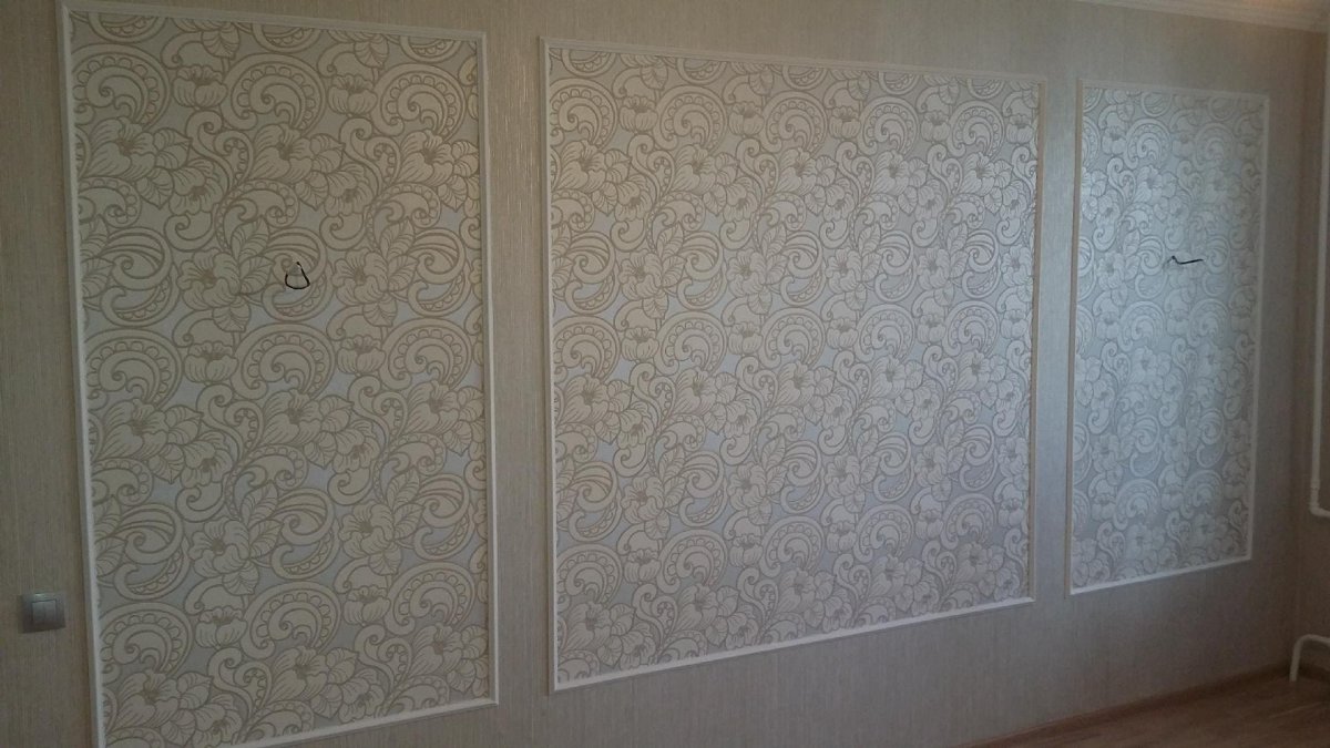 Обои в рамке на стене