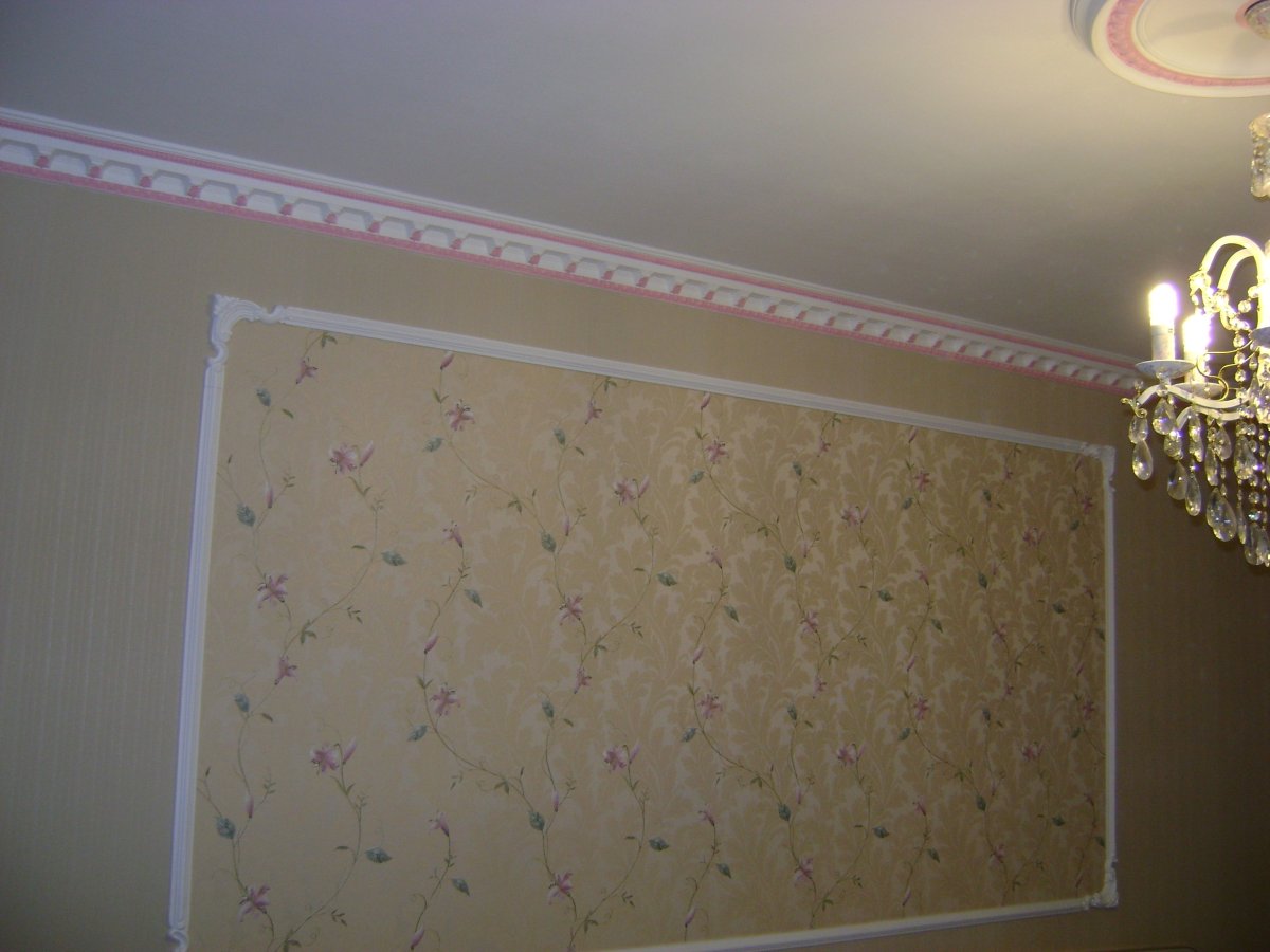 Отделка обоев багетом