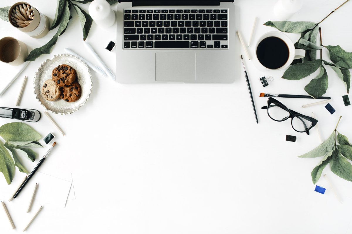 Предметы на белом столе