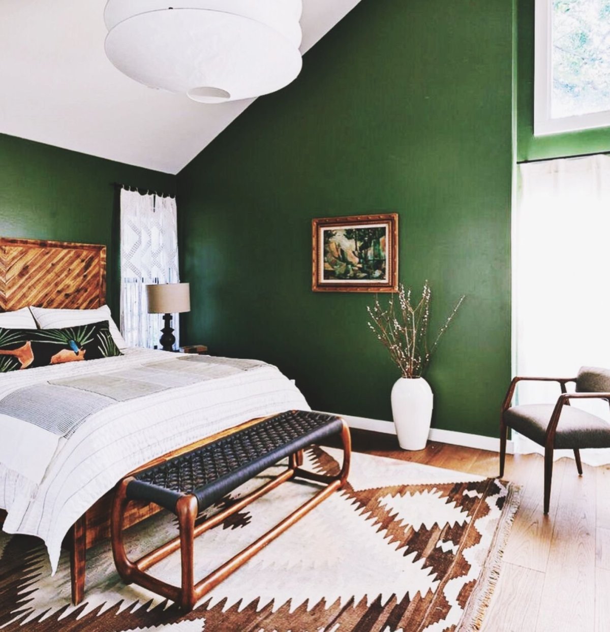 Зеленые стены в спальне