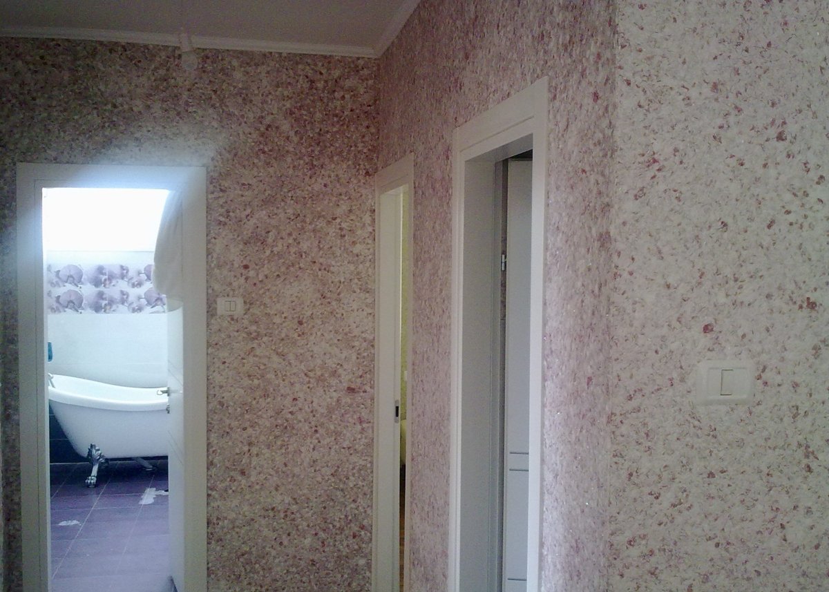 Жидкие обои в коридоре