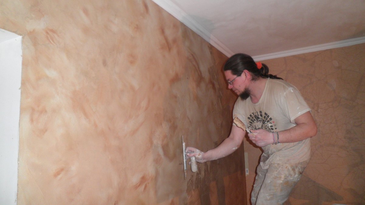 Неровная штукатурка стен