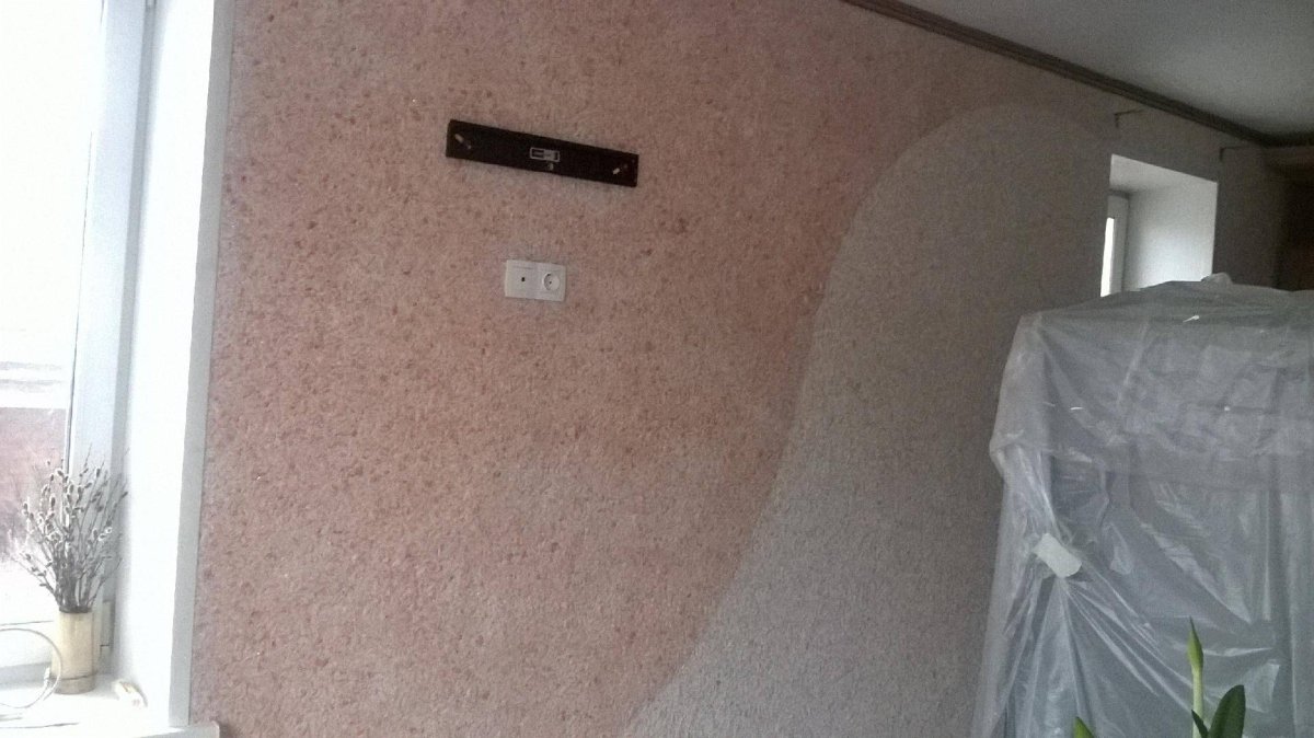 Персиковые жидкие обои на кухне