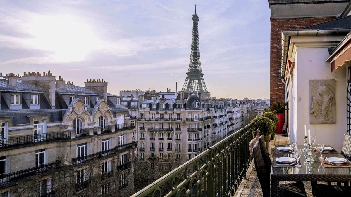 Вид из окна на Эйфелеву башню