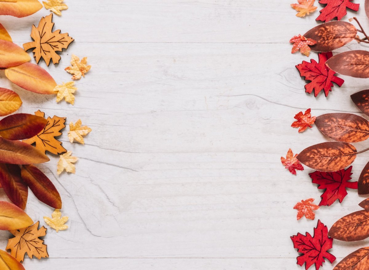 Осенние листья на деревянном фоне