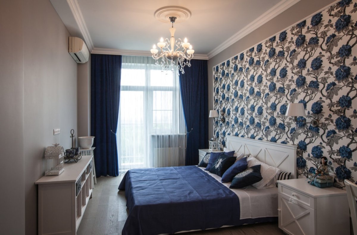 Спальня в синих тонах с балконом