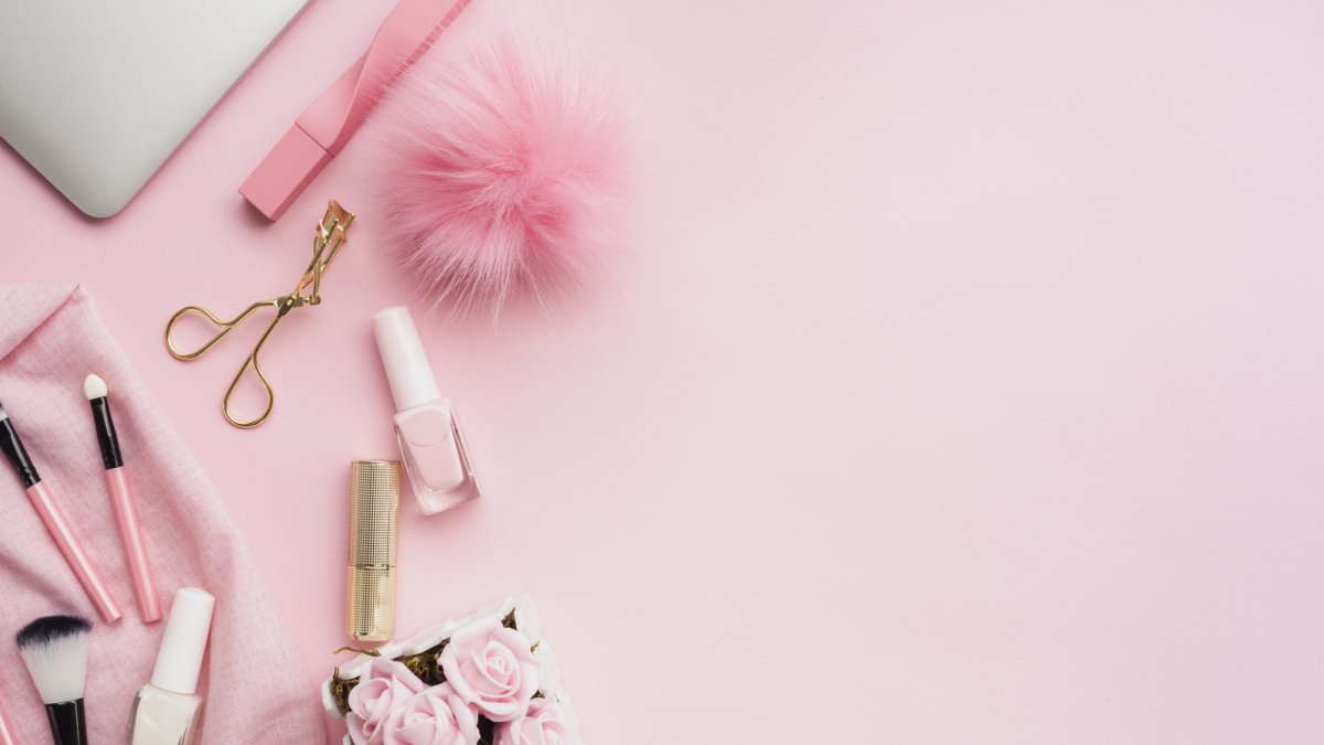 Косметика на розовом фоне