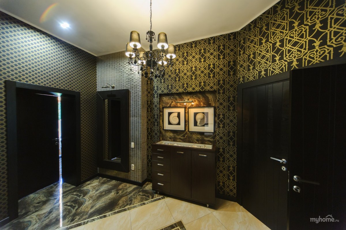 Темные обои в коридоре