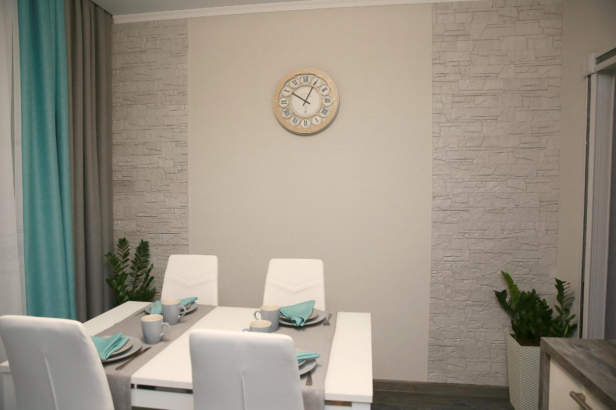 Обои под кирпич в интерьере кухни комбинированные