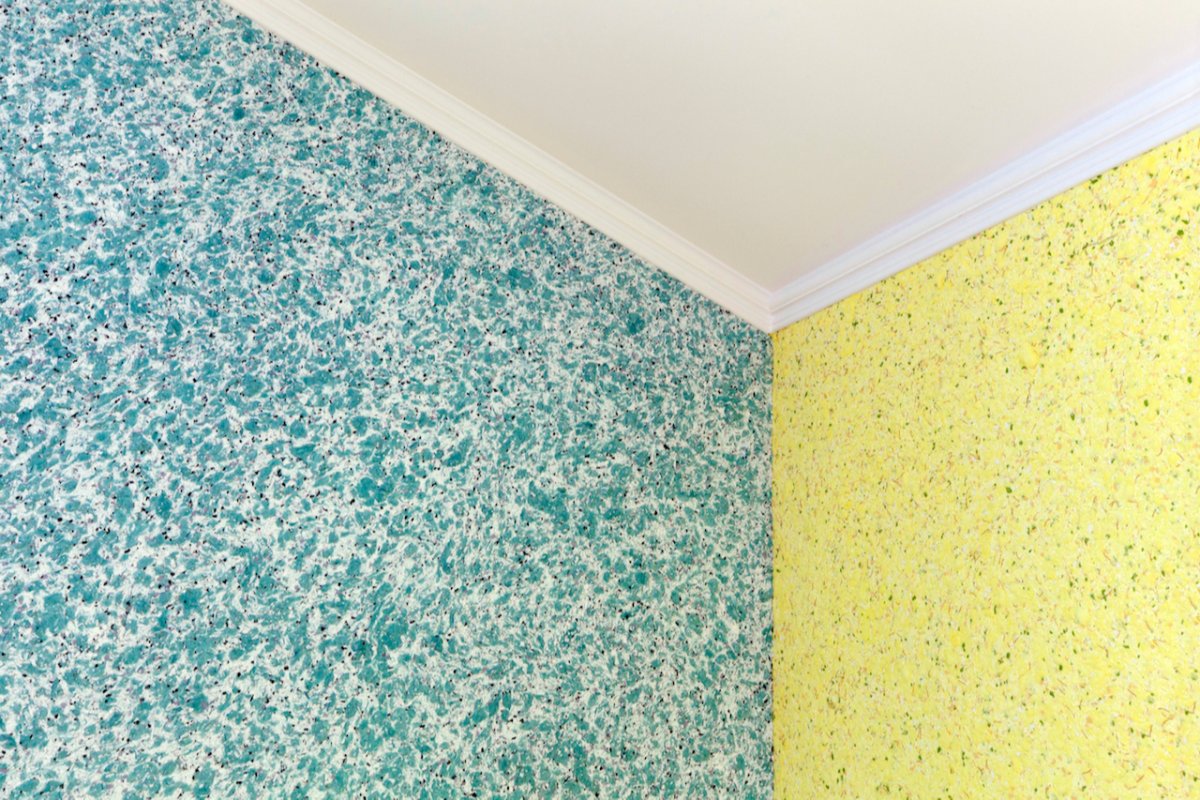 Голубые жидкие обои в интерьере