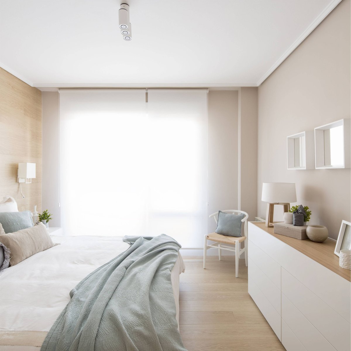 Интерьер светлой спальни