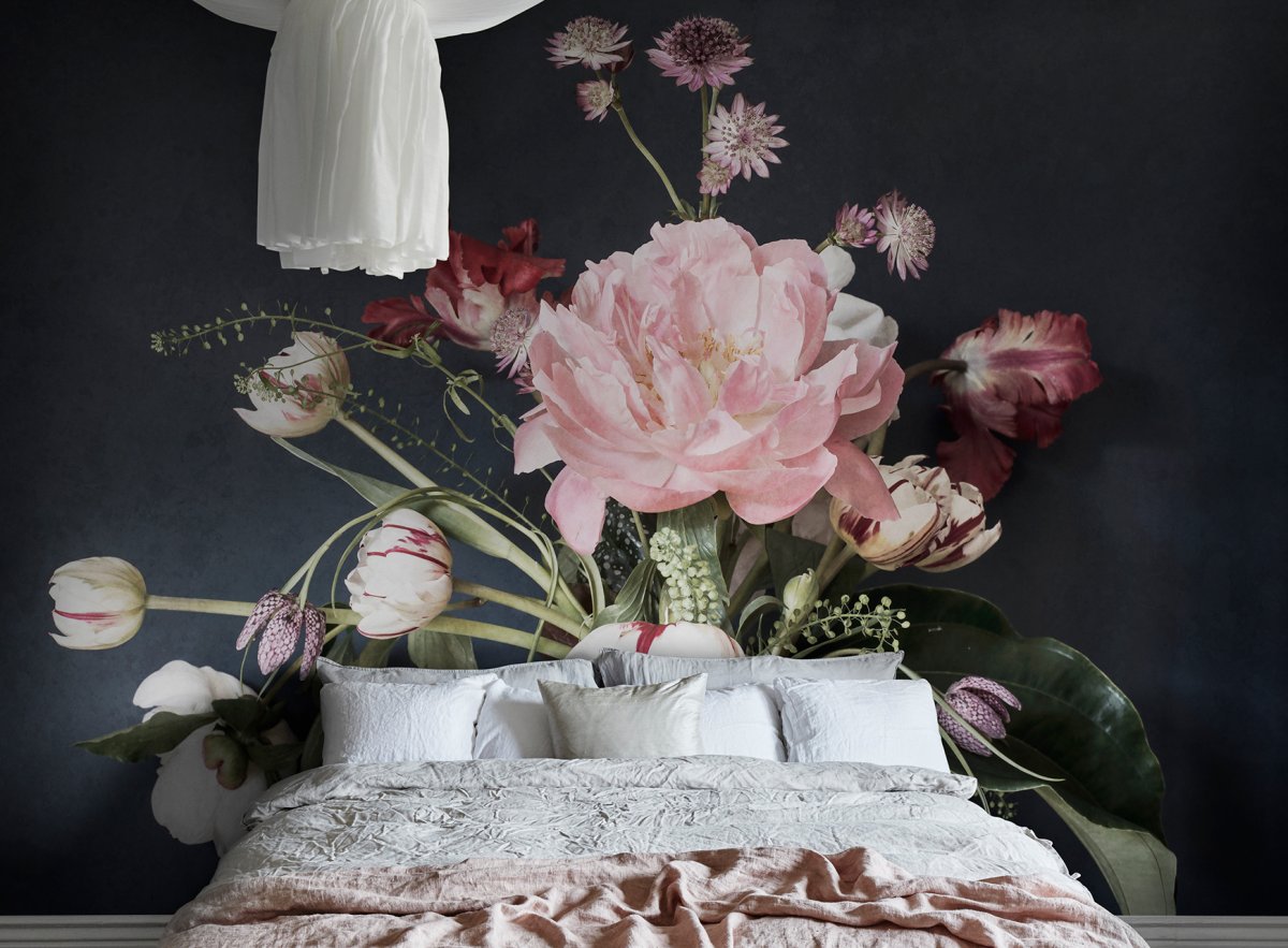 Спальня с пионами на стенах