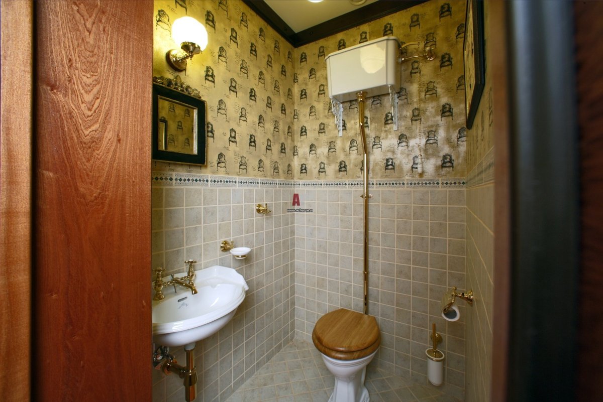 Туалет в английском стиле с обоями