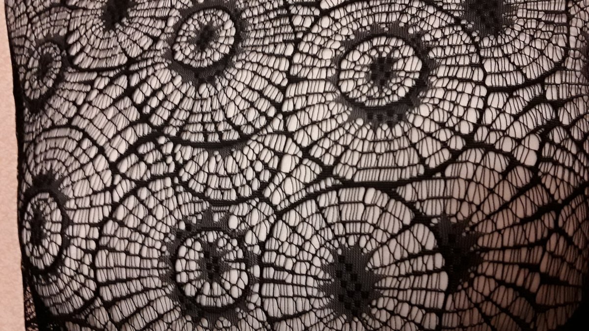 Гипюр черного цвета