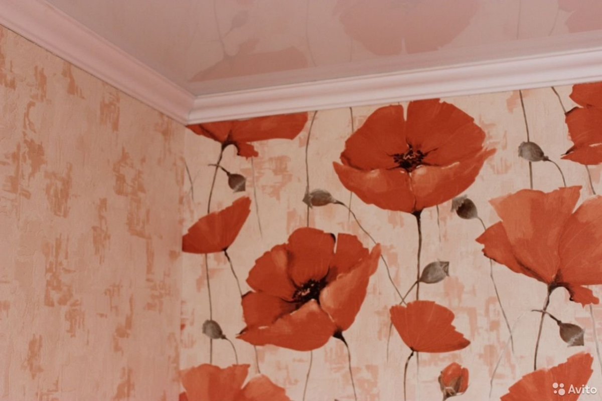 Потолки оклеенные обоями с маками