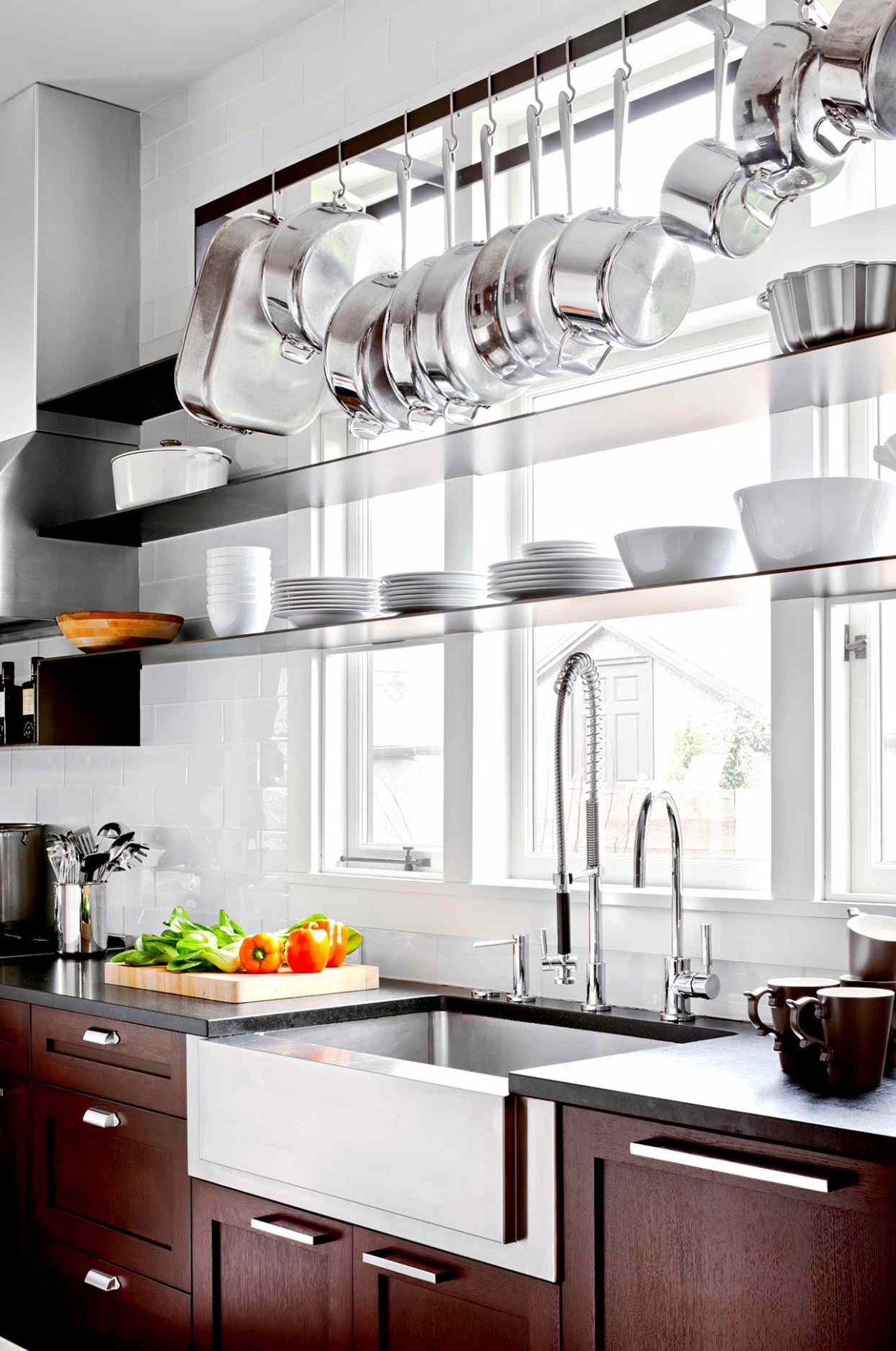 Современная кухня с рейлингом