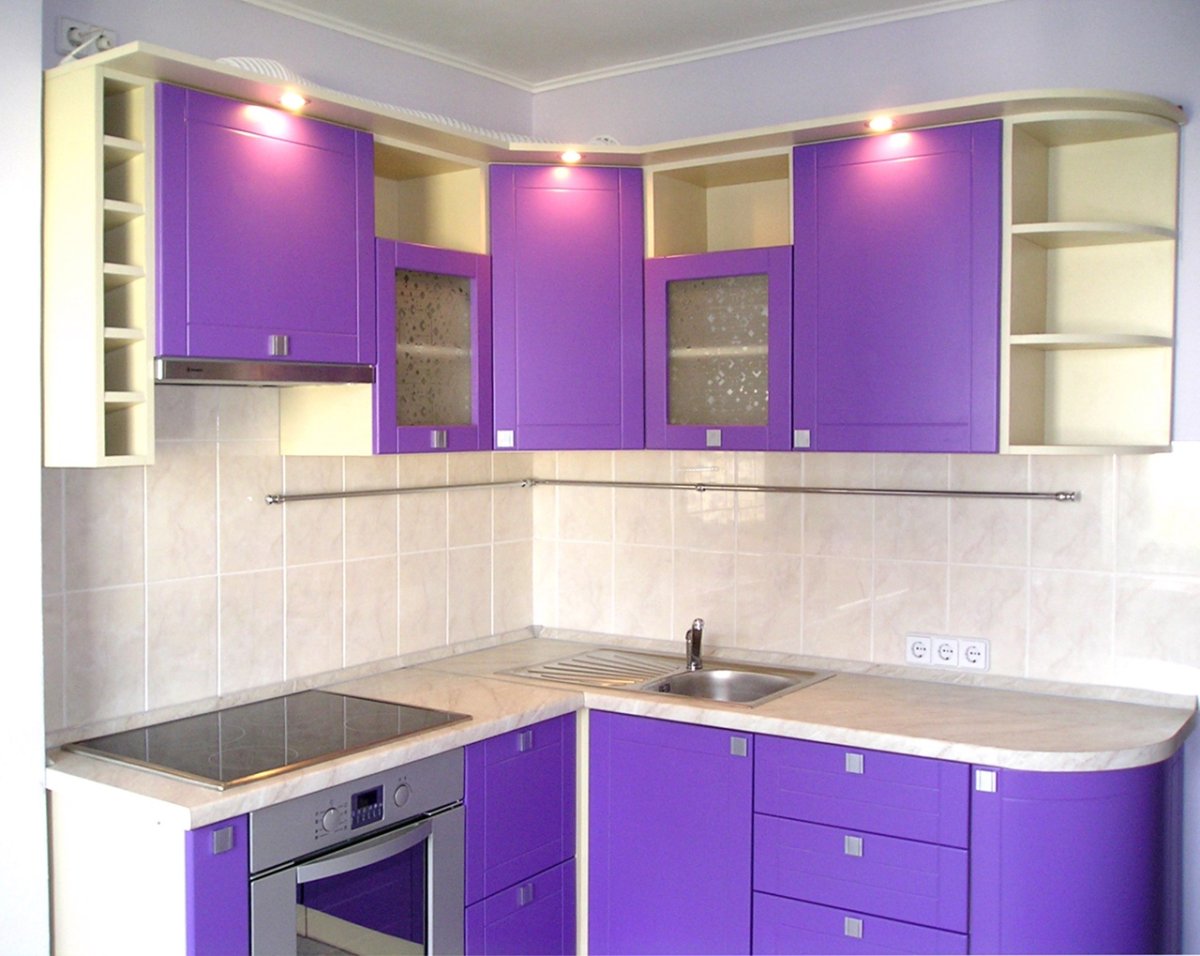 Кухонный гарнитур угловой сиреневого цвета