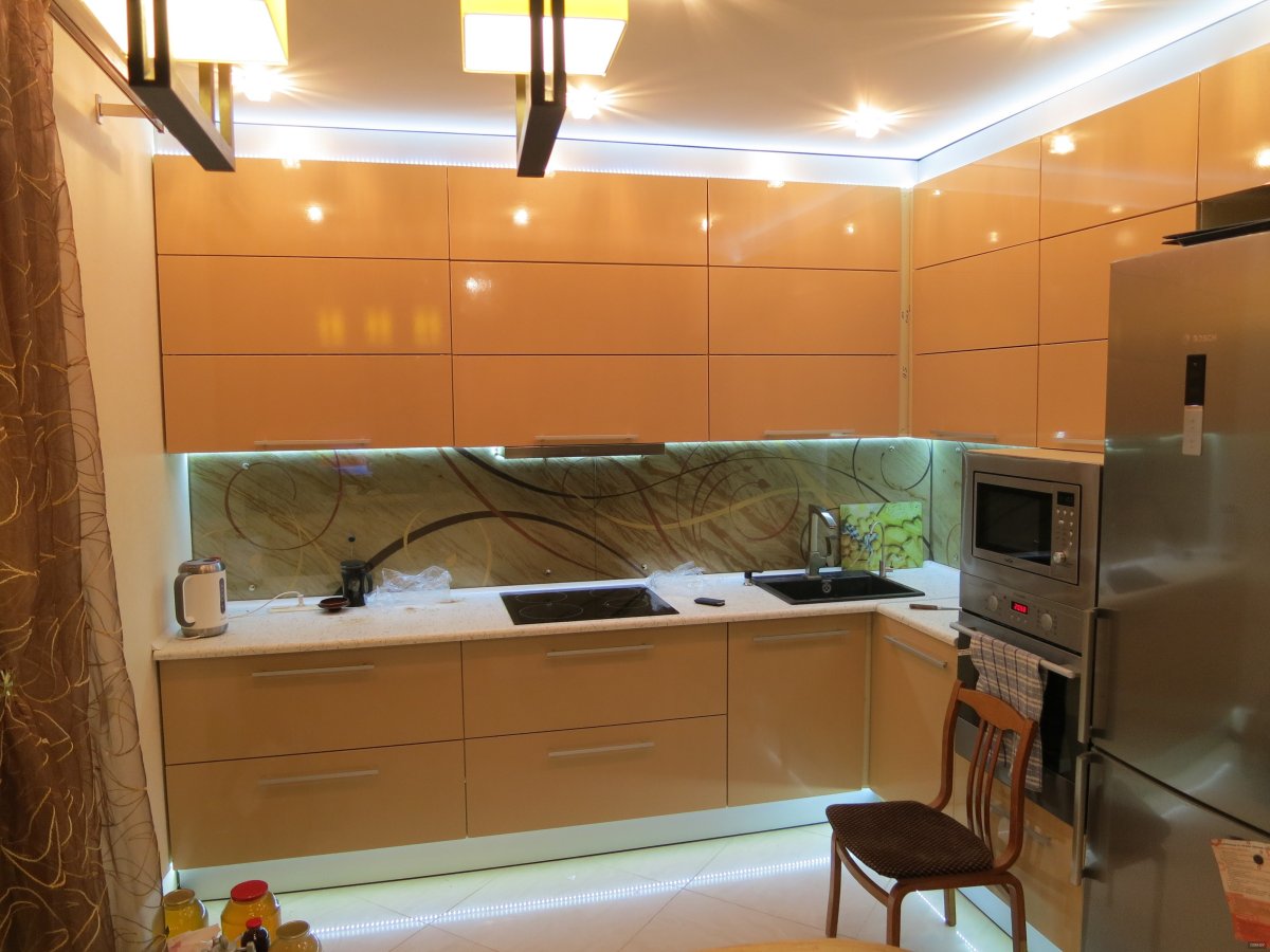 Кухня с высокими шкафами под потолок