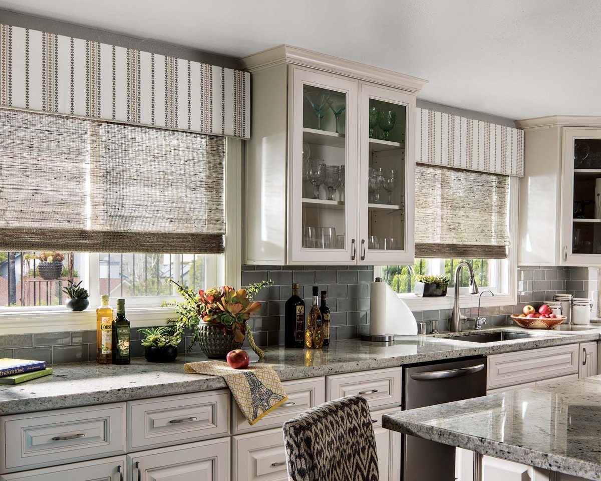 Римская штора в кухне студии стильно