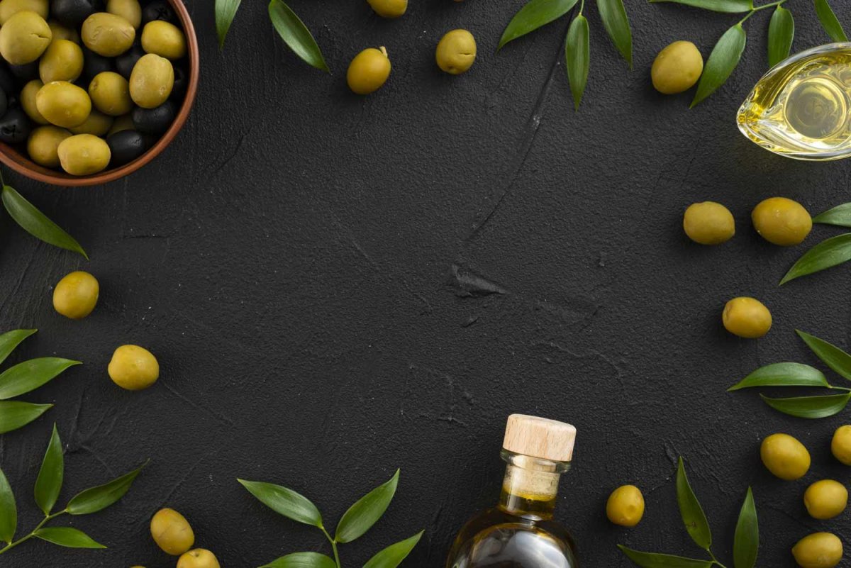 Оливки на столе