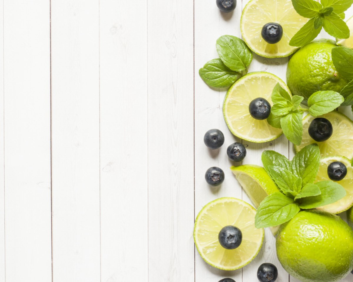 Фрукты на белом деревянном столе вид сверху