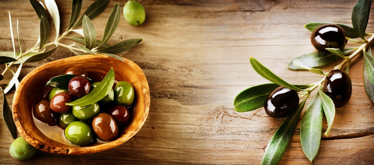 Картина на фоне оливкового дерева