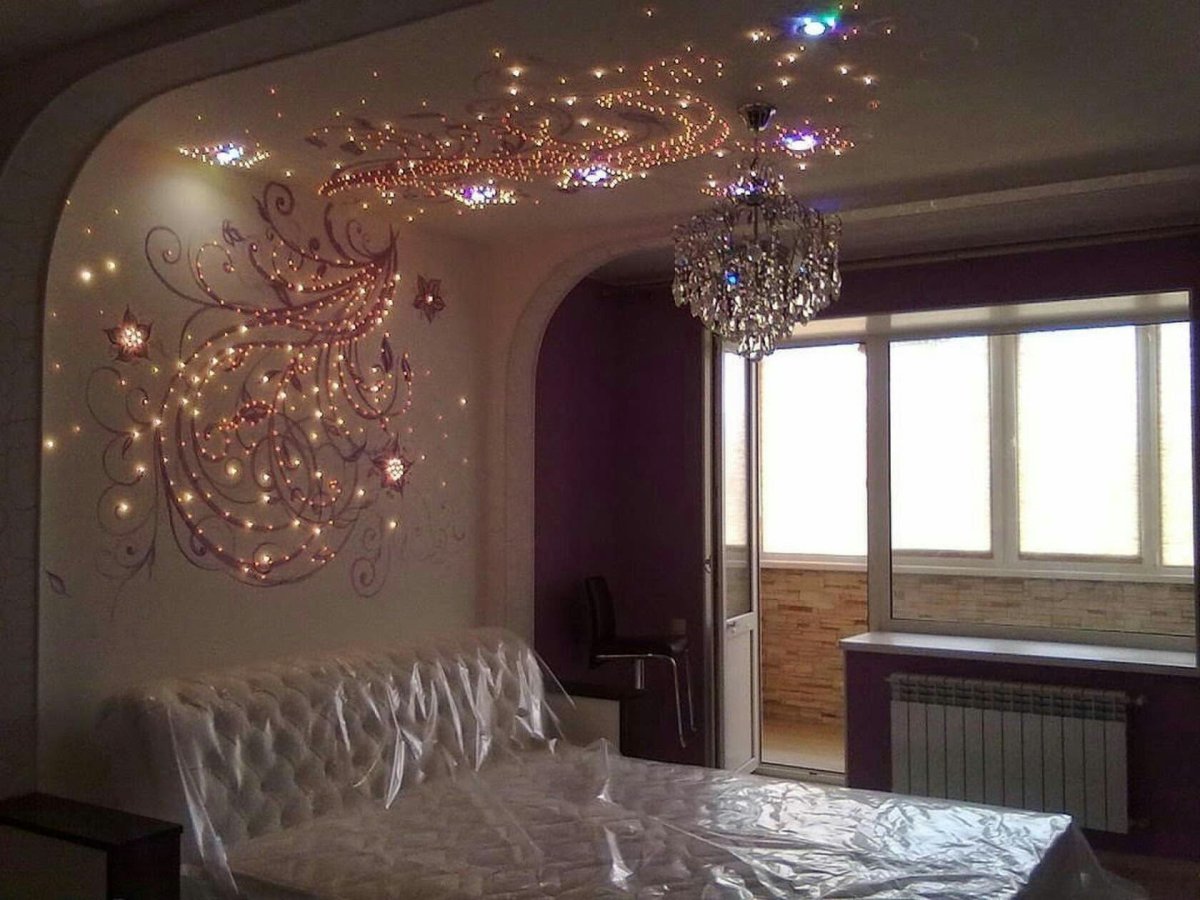 Натяжной потолок переходящий на стену