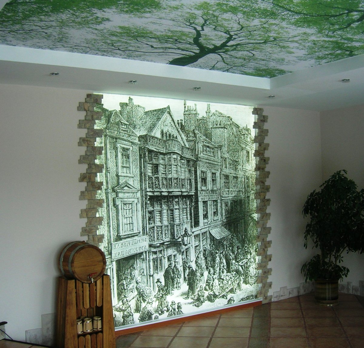 Обрамление фотообоев на стене