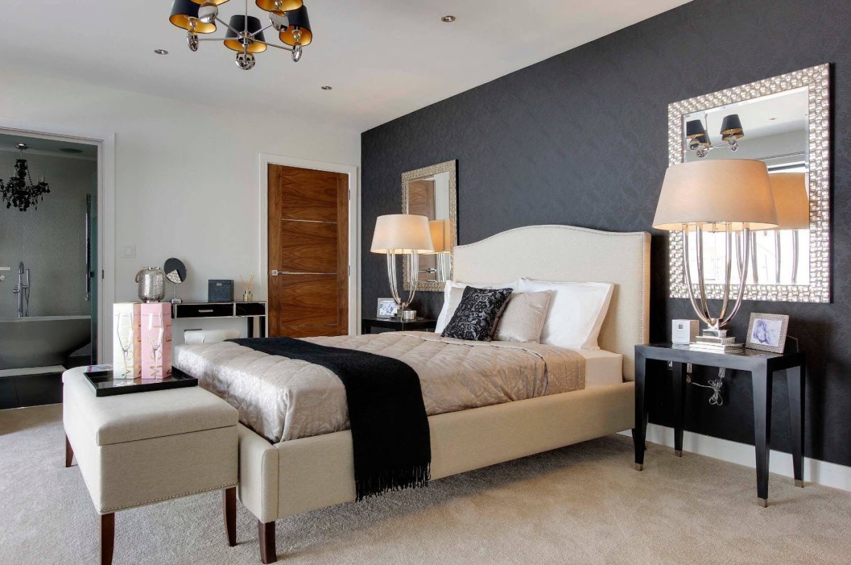 Темная кровать в Светлом интерьере