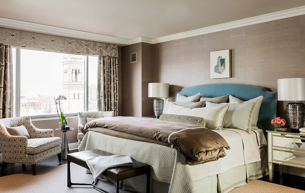 Кофейные обои в интерьере спальни