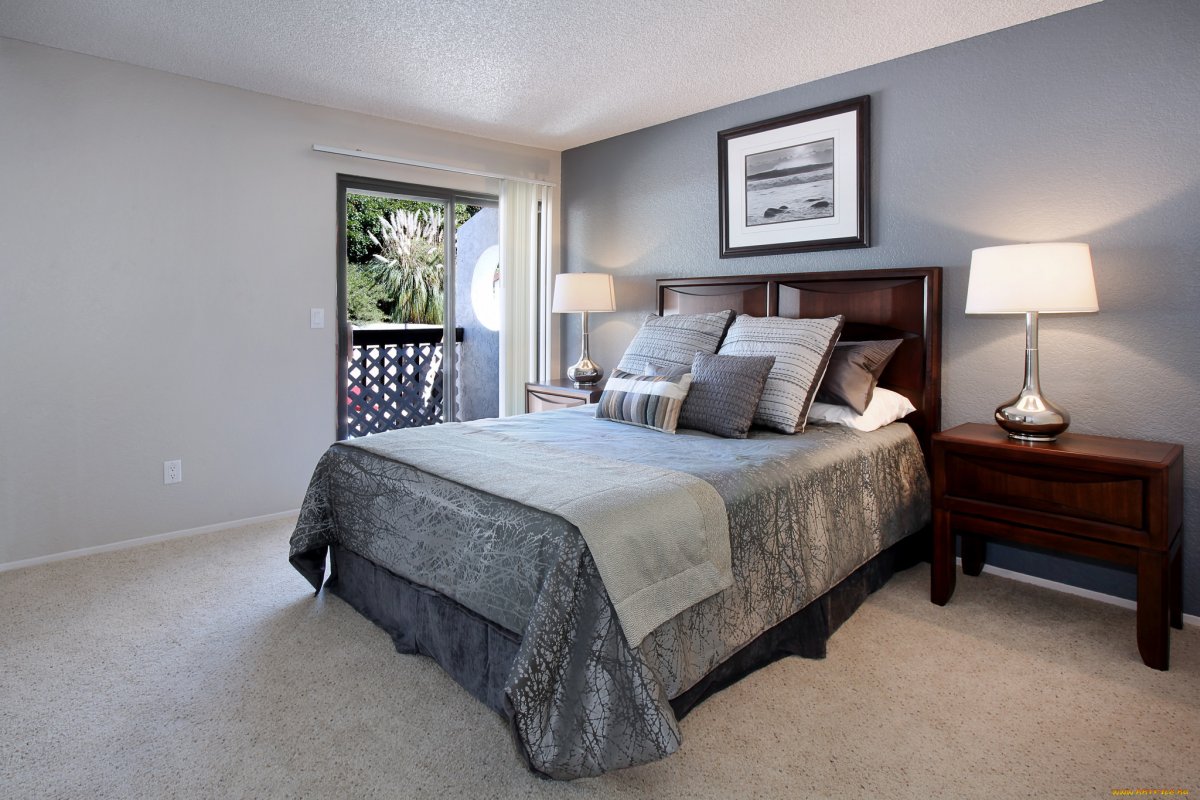 Однотонный интерьер спальни