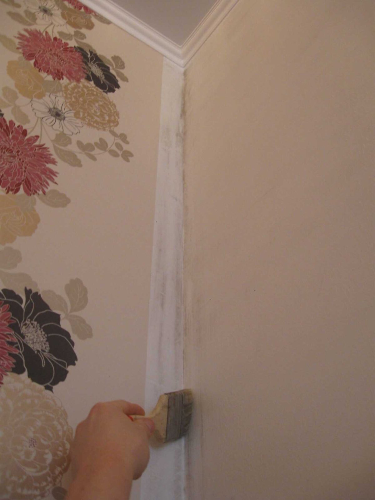 Декорирование стыков обоев