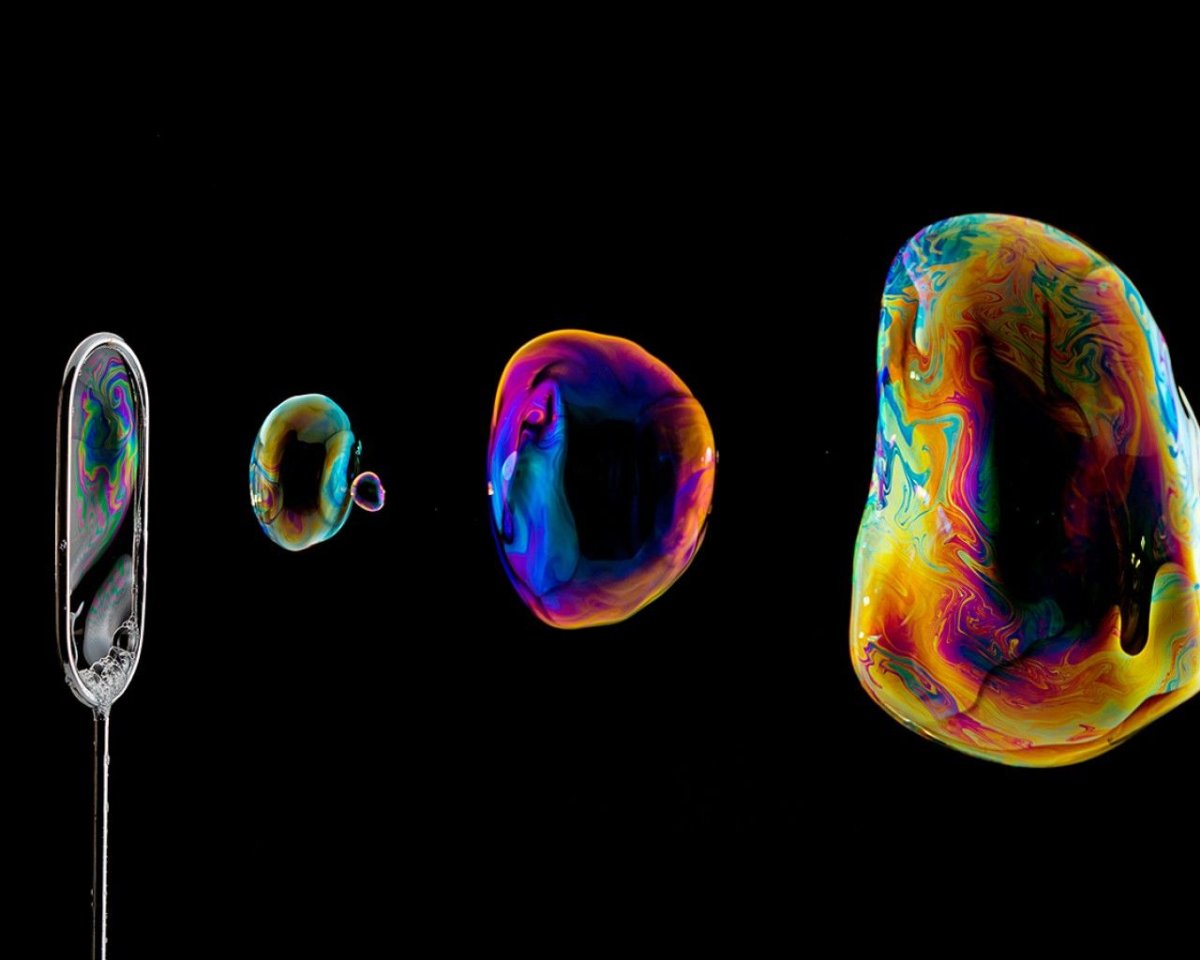 Мыльные пузыри на черном фоне