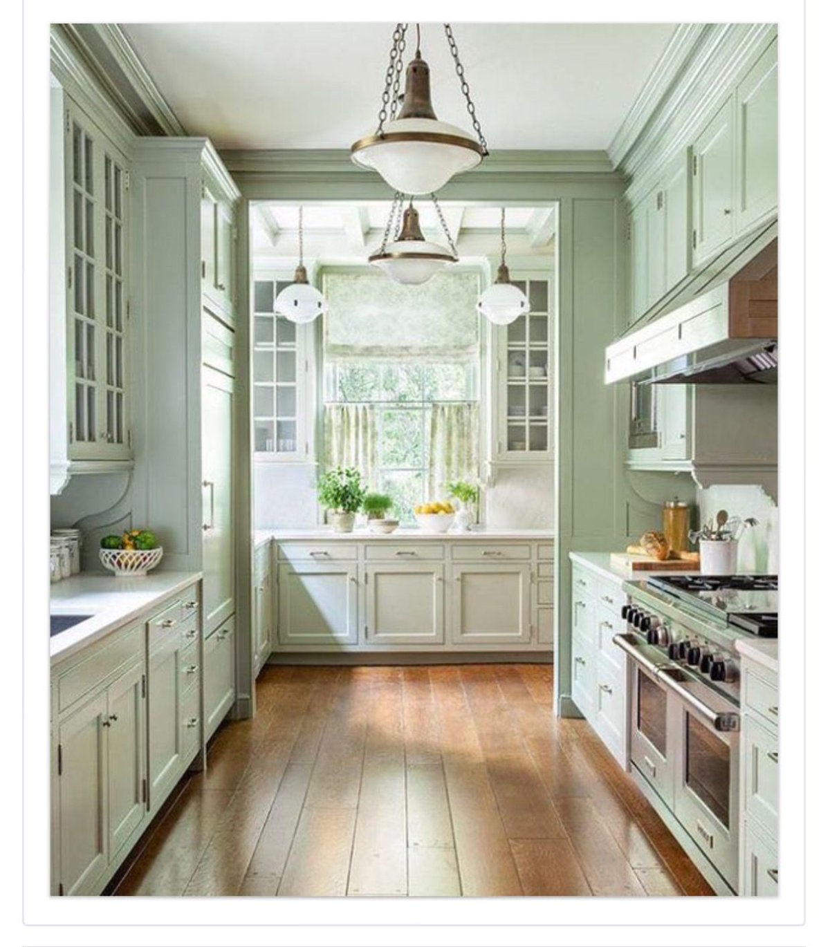 Оливковая кухня в интерьере маленькой квартиры