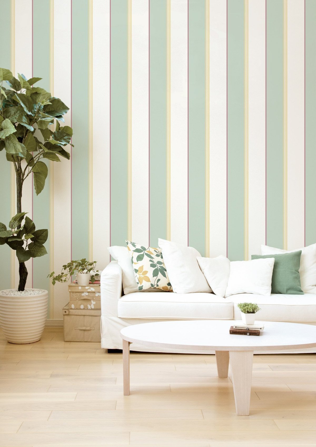 Обои в полоску для стен в интерьере