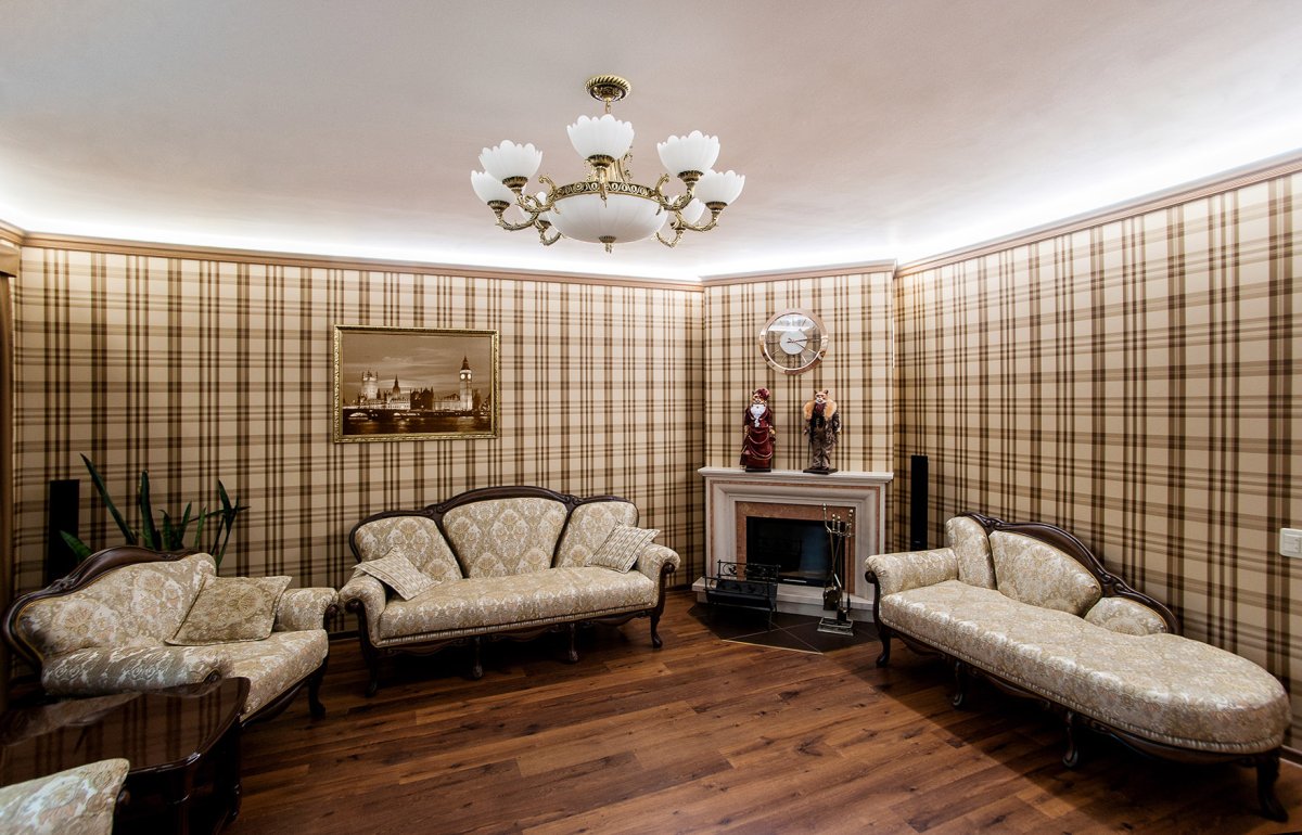 Гостиная с обоями в клетку