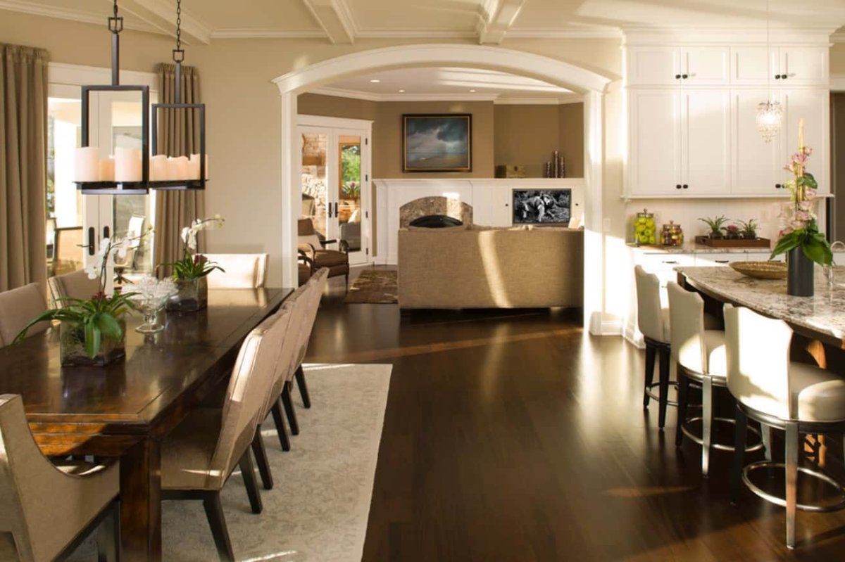 Кухня большая, с большим столом в большой комнате