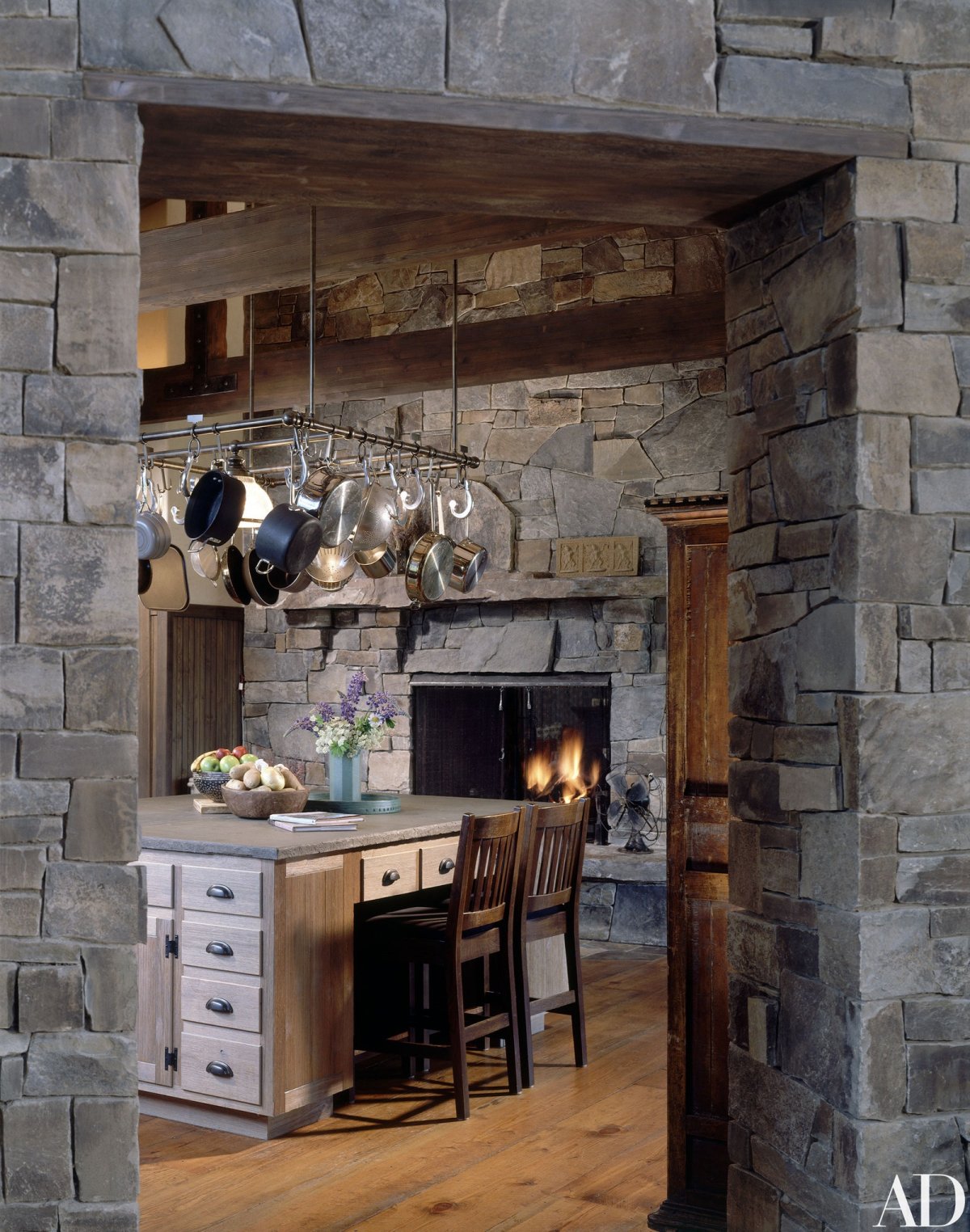 Кухня в стилемсредневекового замка