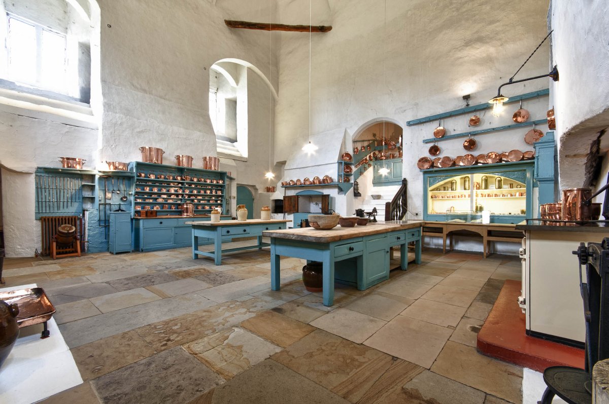 Кухня в стиле средневекового замка