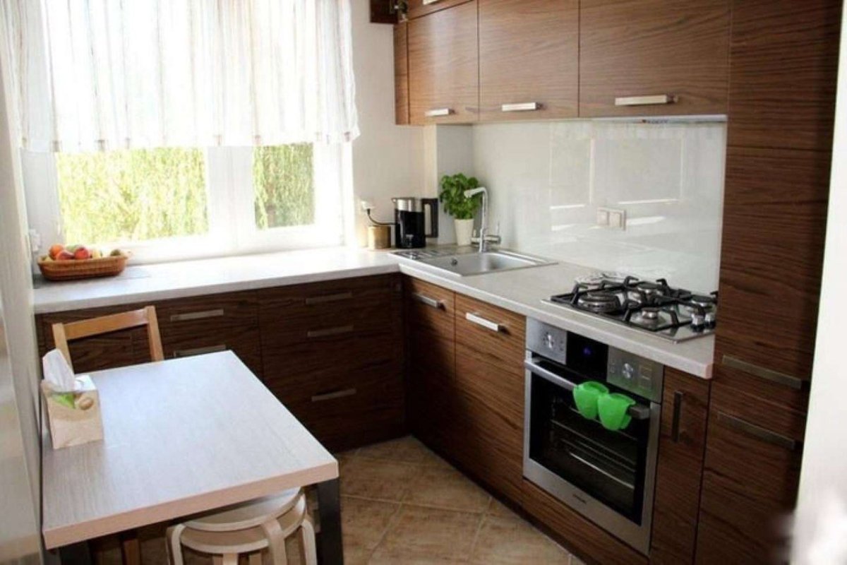 Кухня у окна в квартире