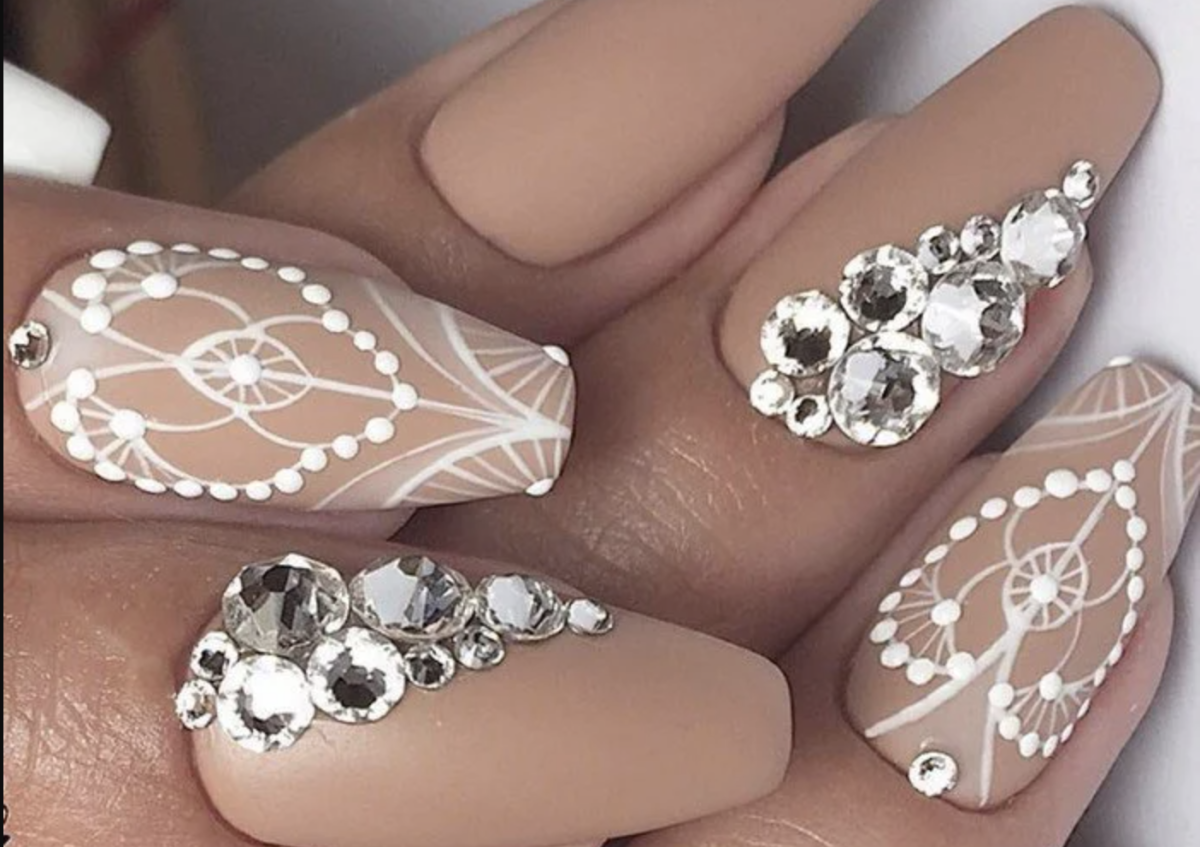 Камни и узоры на ногтях