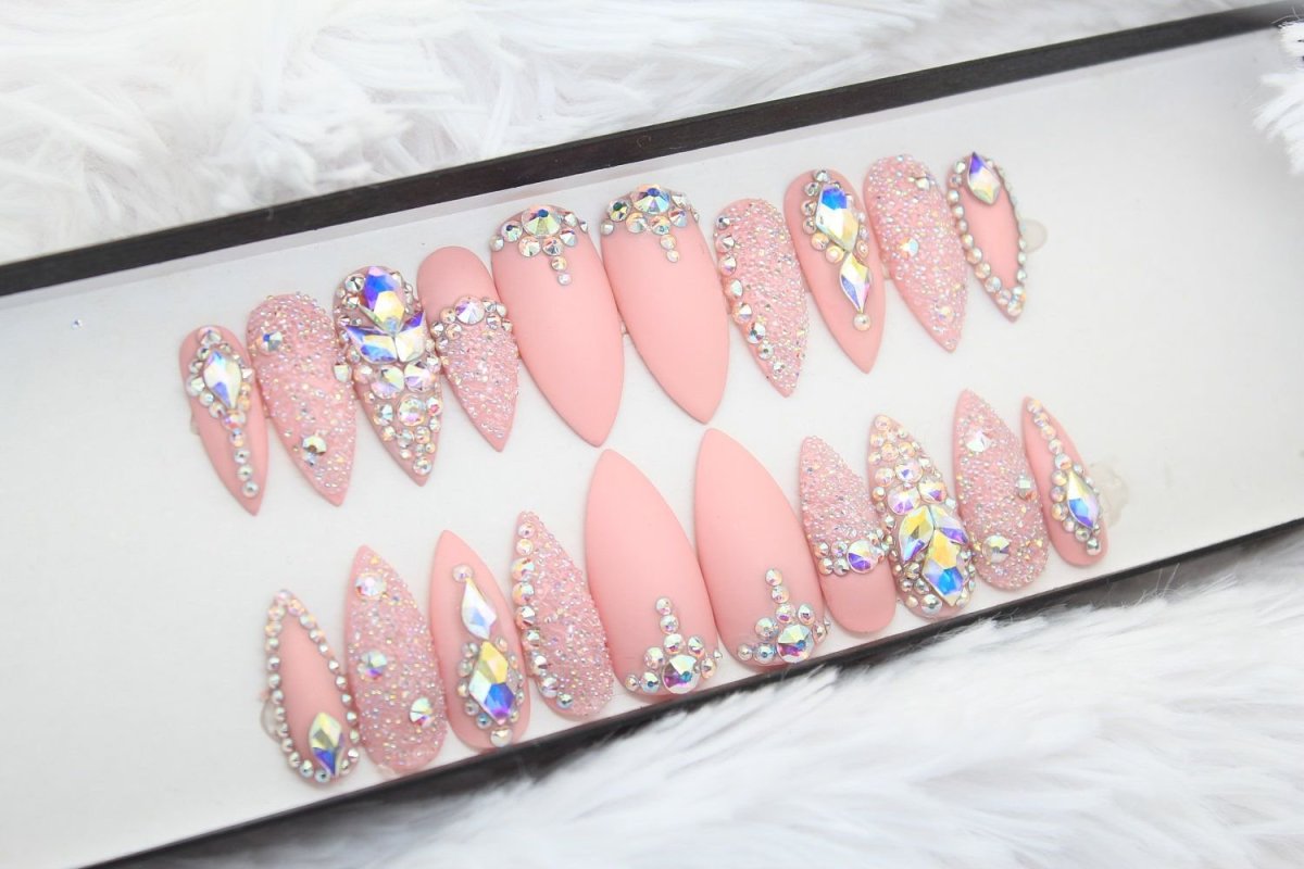 Выкладка страз маникюр