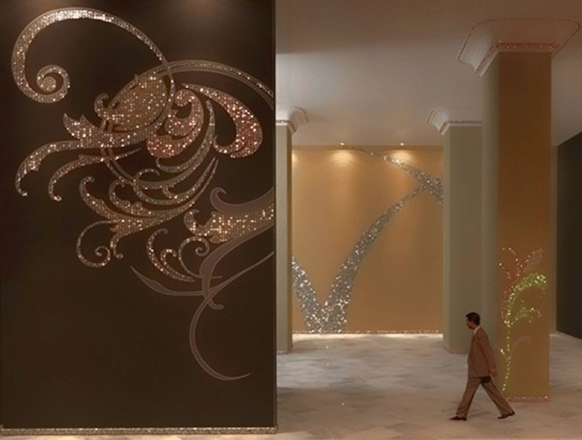 Декорирование стен стразами