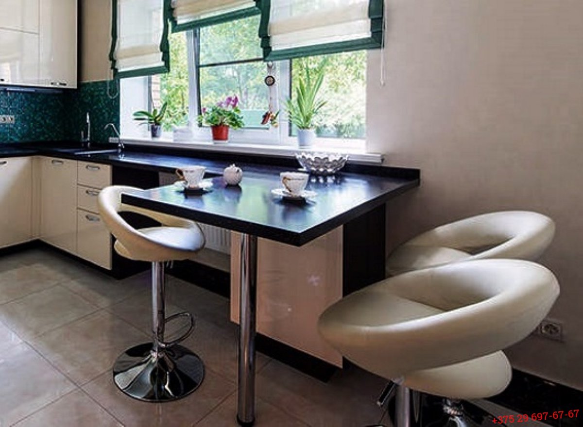 Кухня с барной стойкой у окна