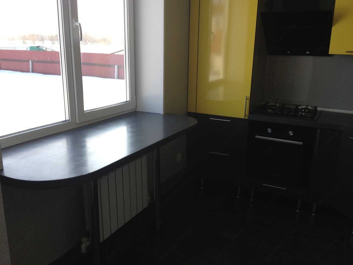 Стол вместо подоконника на кухне